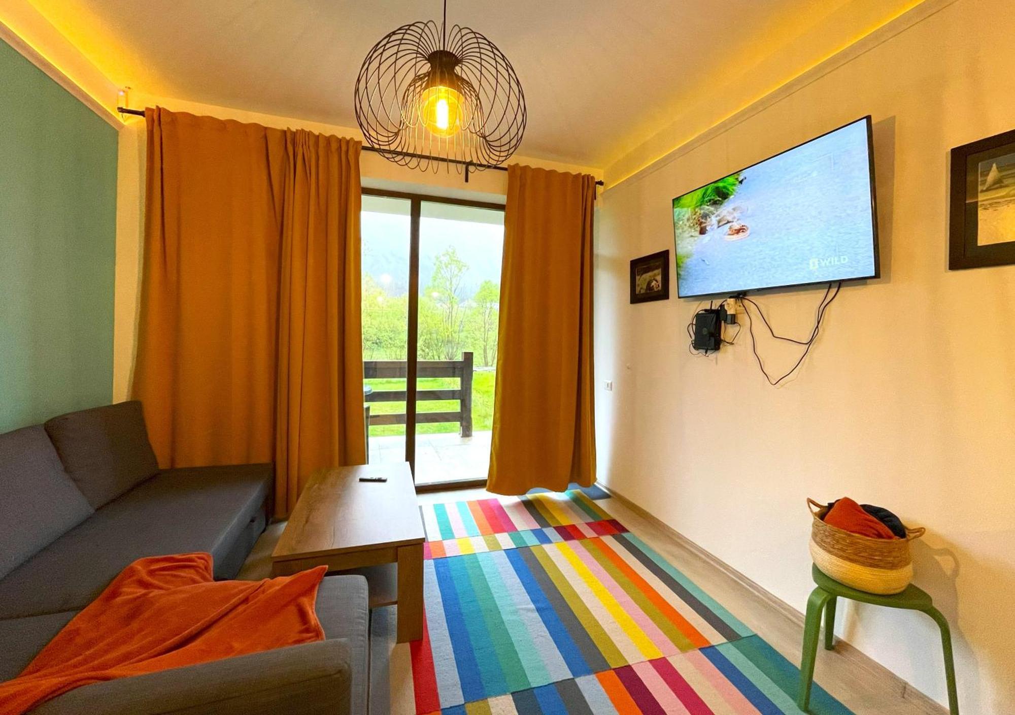 Cozy Riverfront Apartments With Garden And Mountain View 부스테니 외부 사진