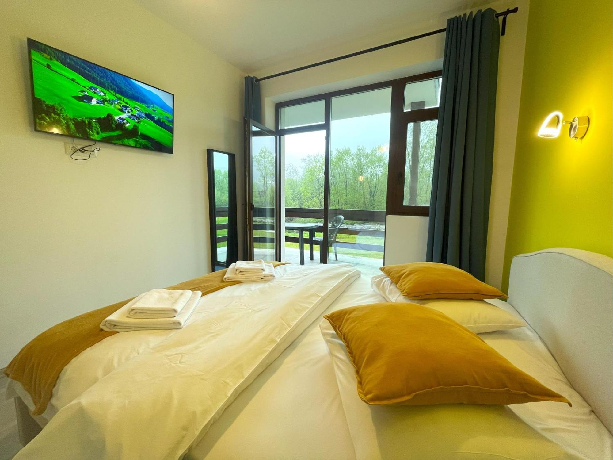 Cozy Riverfront Apartments With Garden And Mountain View 부스테니 외부 사진