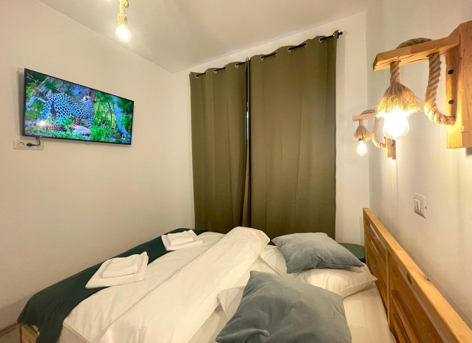 Cozy Riverfront Apartments With Garden And Mountain View 부스테니 외부 사진