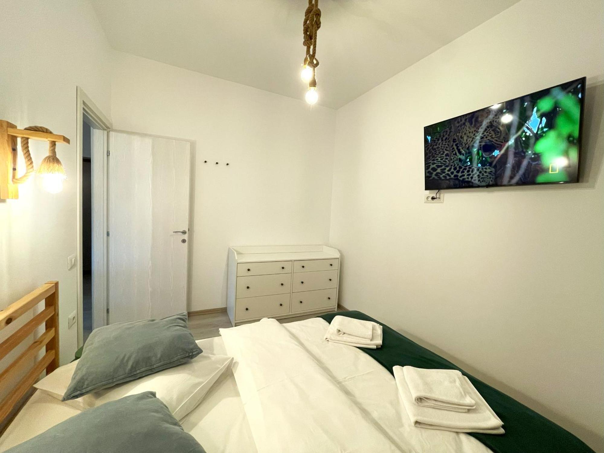 Cozy Riverfront Apartments With Garden And Mountain View 부스테니 외부 사진
