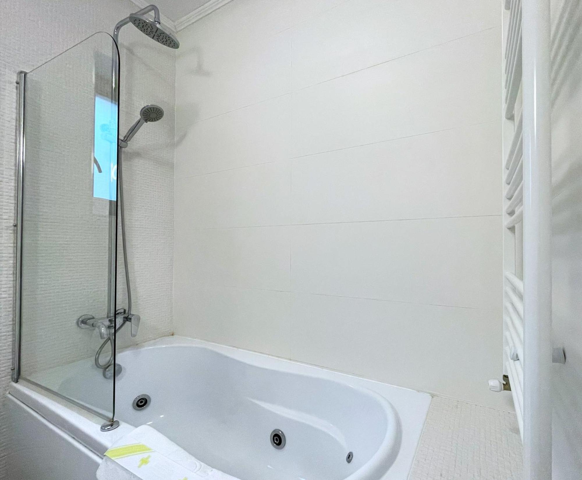 Cozy Riverfront Apartments With Garden And Mountain View 부스테니 외부 사진